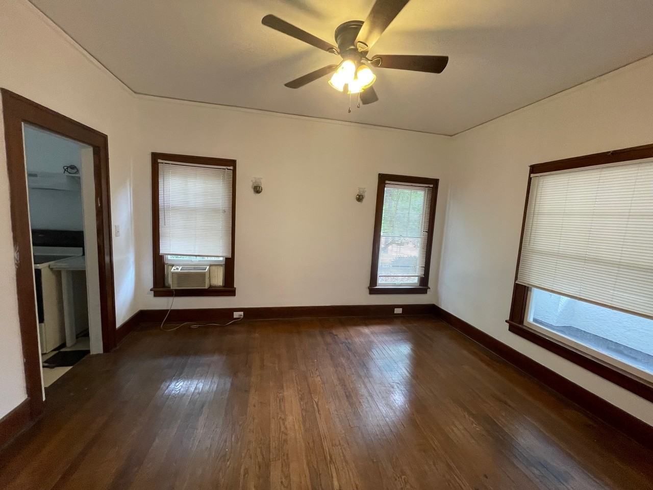 2635 W University Ave - Photo 5 of 15
