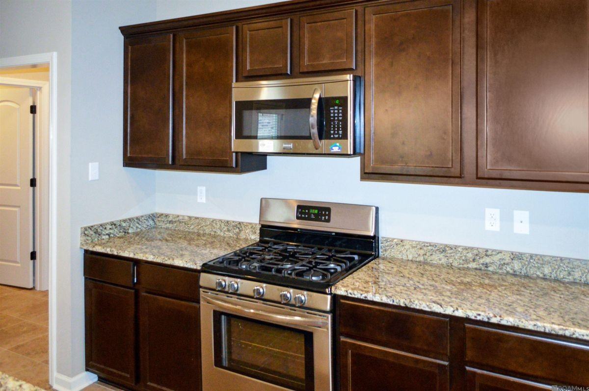 621 Greenwich Dr - Photo 3 of 12