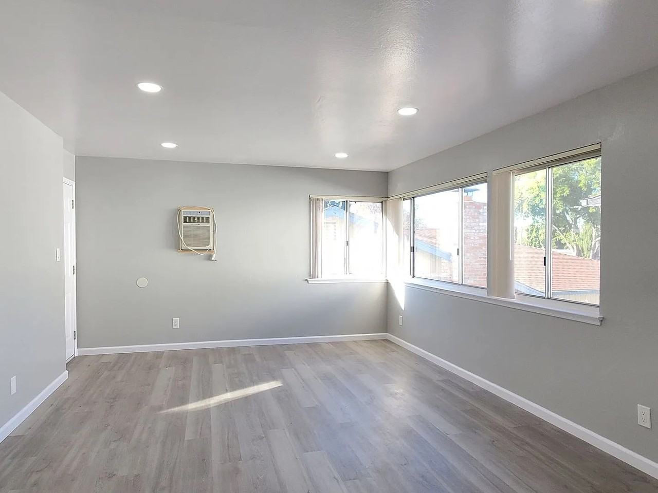 3756-3762 Poinciana Dr 3756-3762 Poinciana Dr #1 - Photo 4 of 7