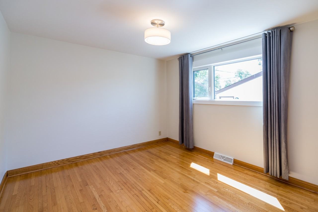 1062 Beach Ave - Photo 3 of 33