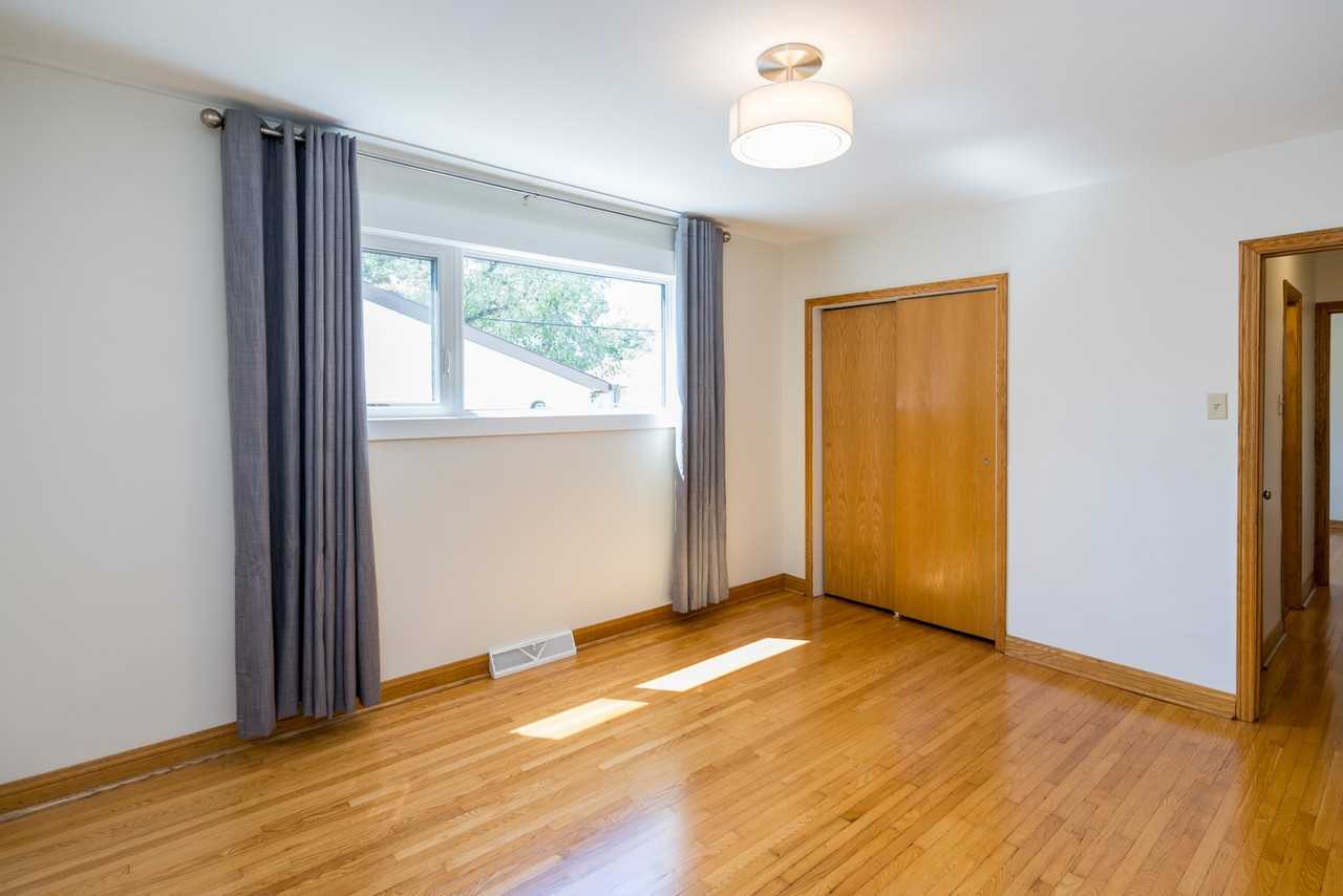 1062 Beach Ave - Photo 4 of 33