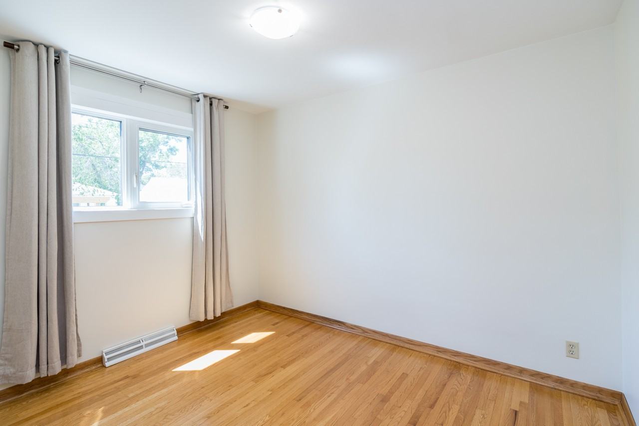 1062 Beach Ave - Photo 5 of 33