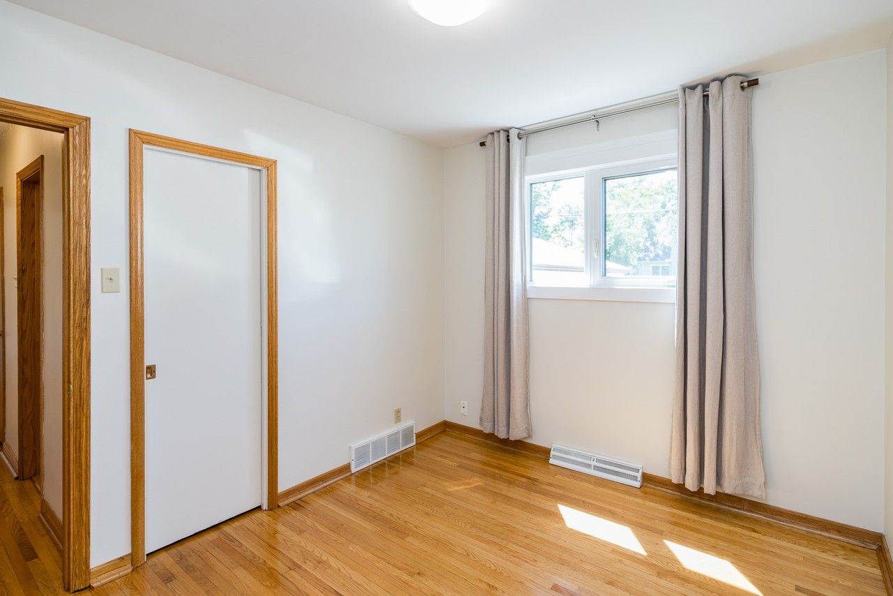 1062 Beach Ave - Photo 6 of 33