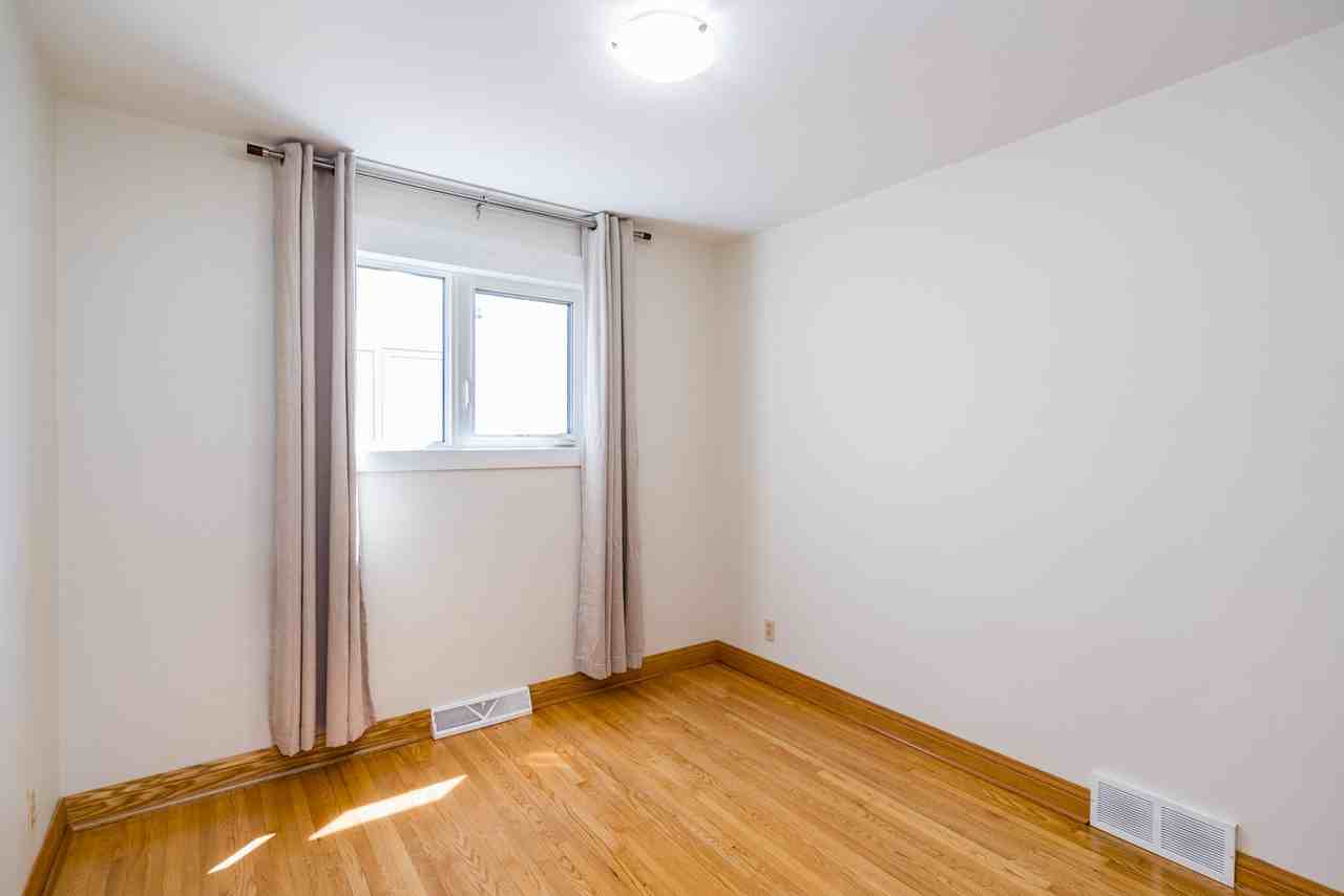 1062 Beach Ave - Photo 7 of 33