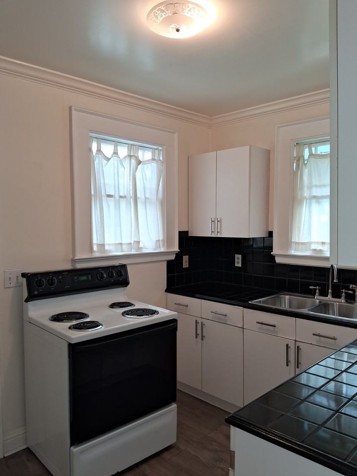 1467 Ingleside Ave - Photo 5 of 12