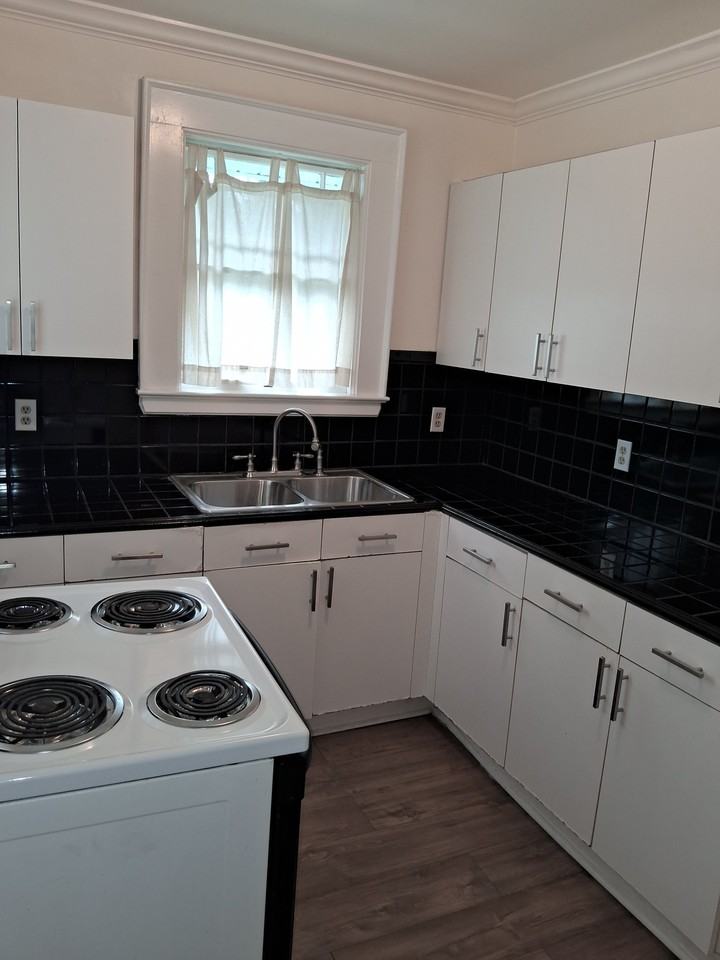1467 Ingleside Ave - Photo 6 of 12