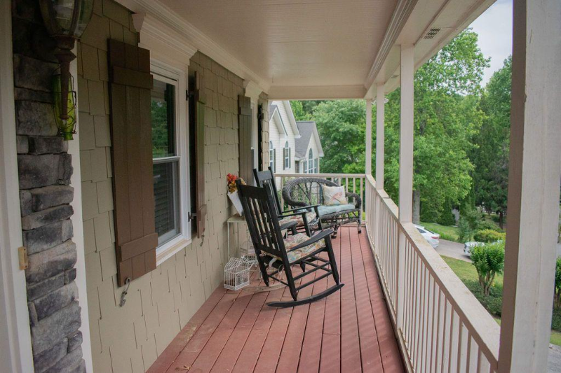 1028 Queensbury Run - Photo 3 of 40