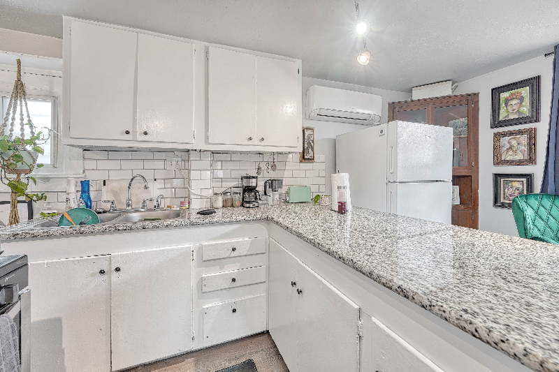 230 E Harrison St - Photo 4 of 17