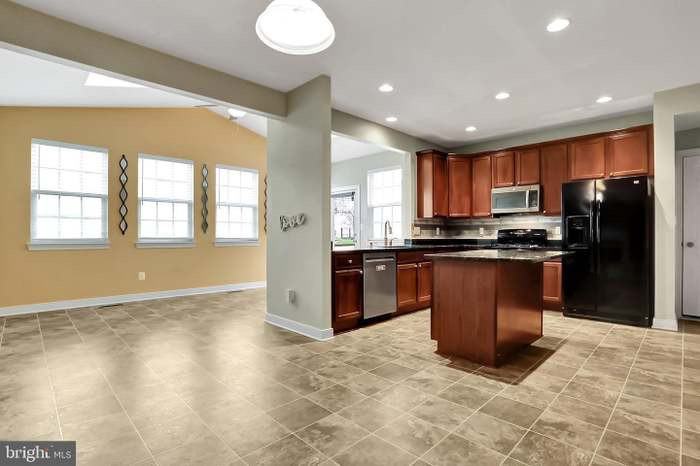 515 Waterdale Dr - Photo 4 of 20