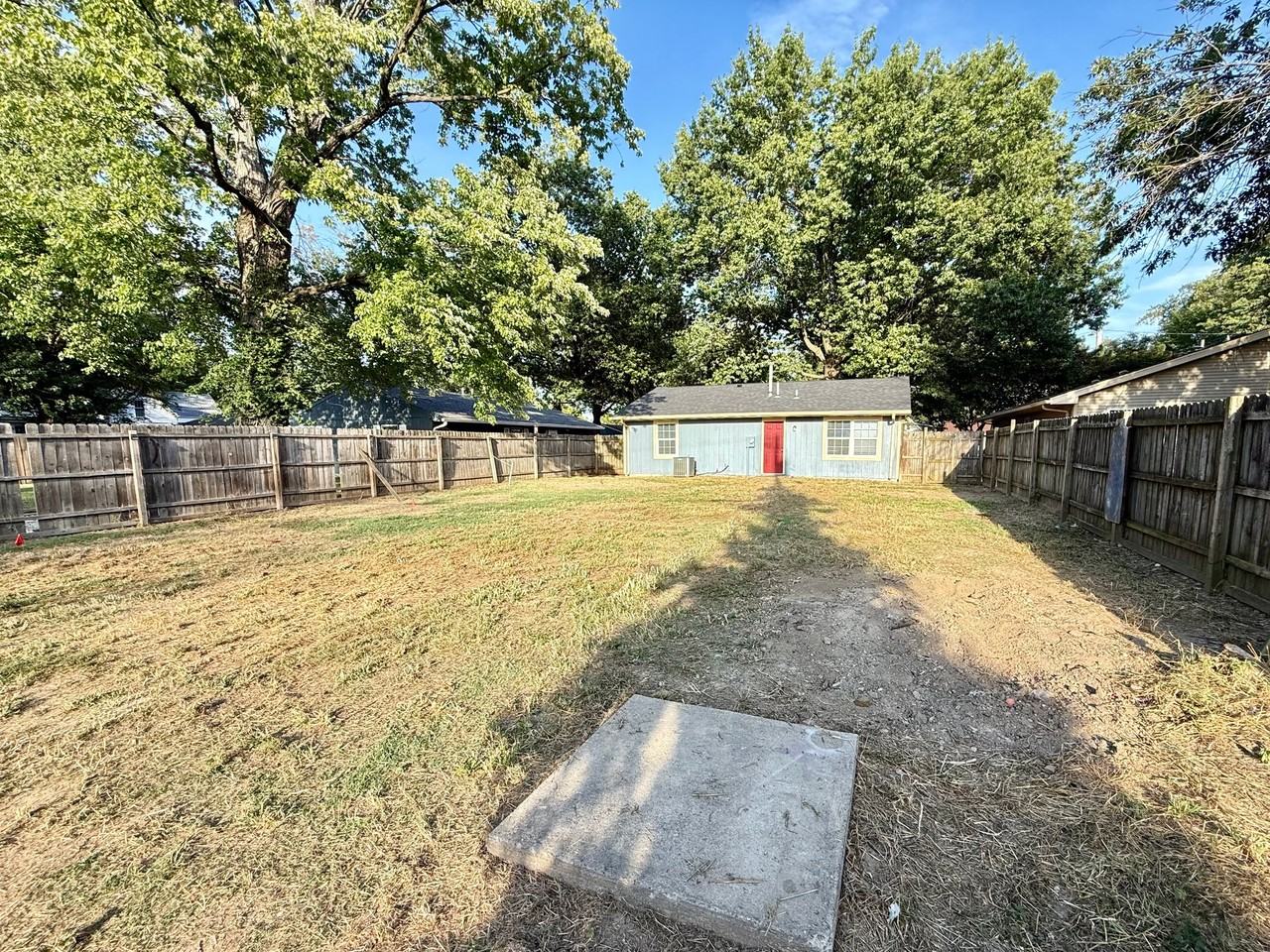 931 Line St - Photo 4 of 18