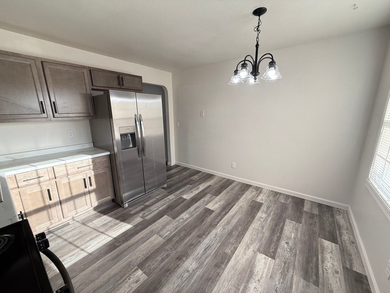 931 Line St - Photo 5 of 18