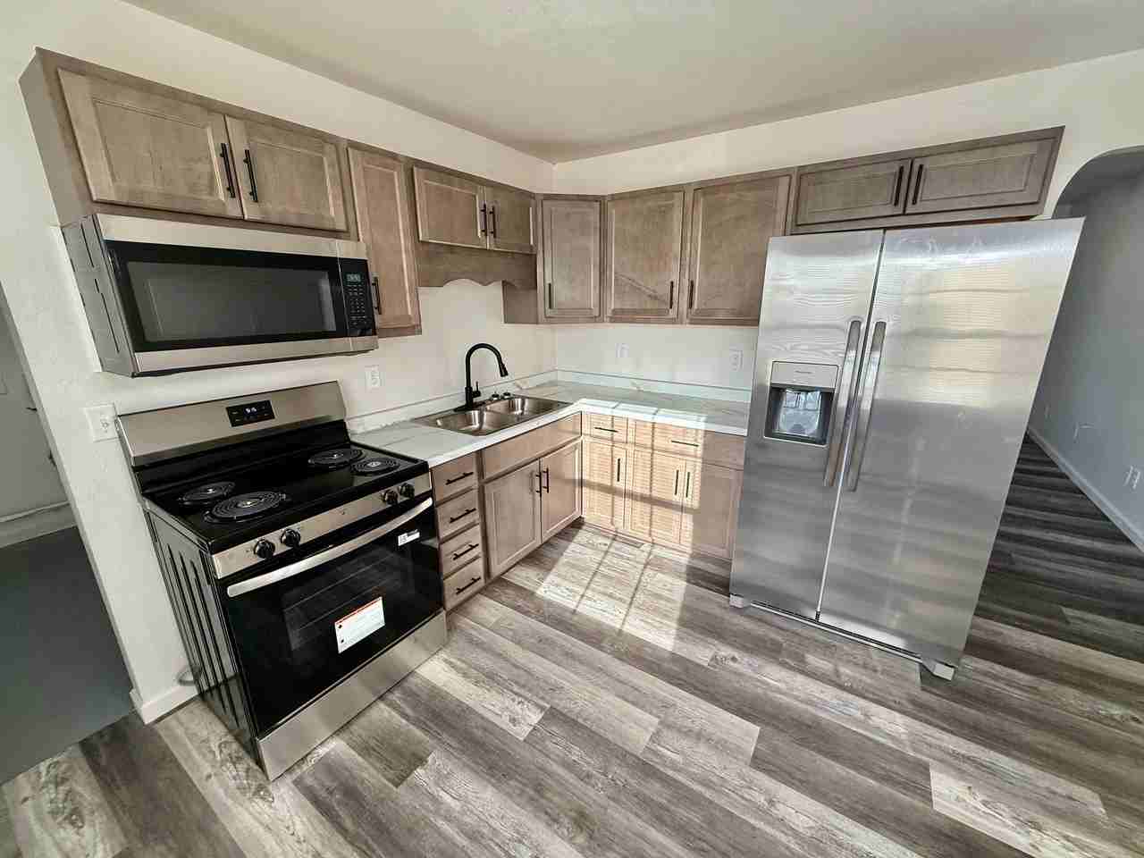 931 Line St - Photo 6 of 18