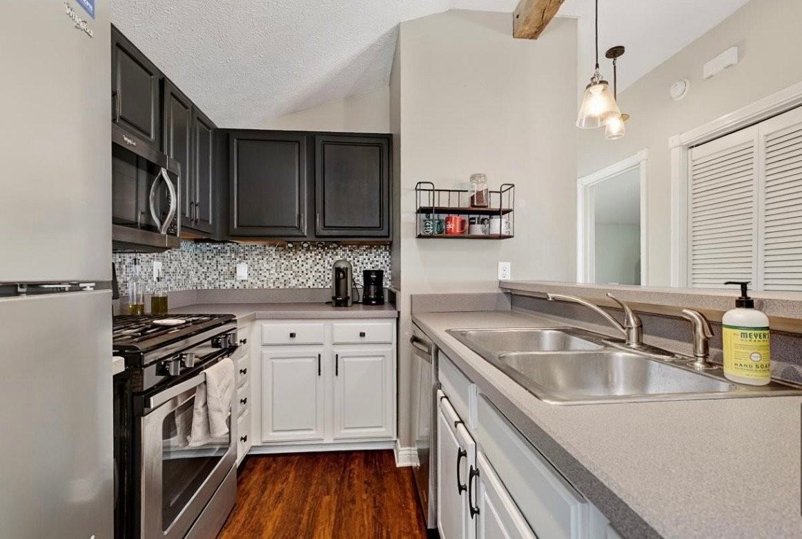 1011 N Ogden St - Photo 4 of 11
