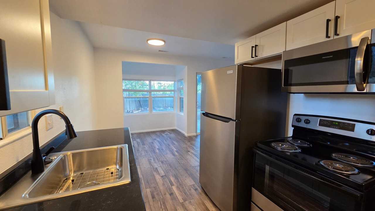 2205 Friendship Cir - Photo 5 of 20