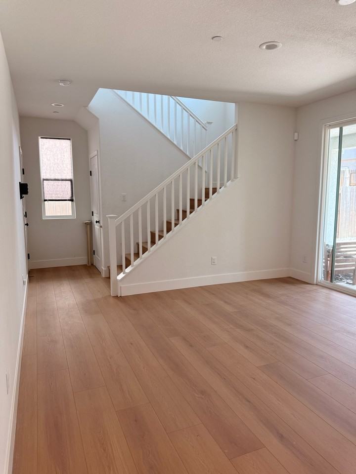1089 Hopkins St - Photo 3 of 10