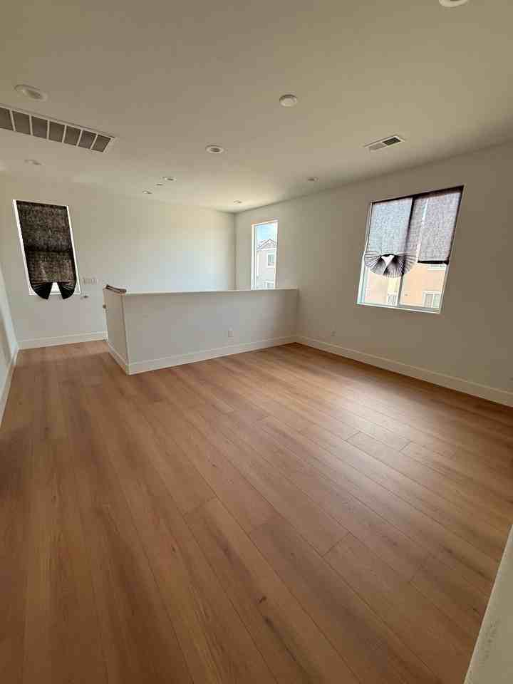 1089 Hopkins St - Photo 4 of 10