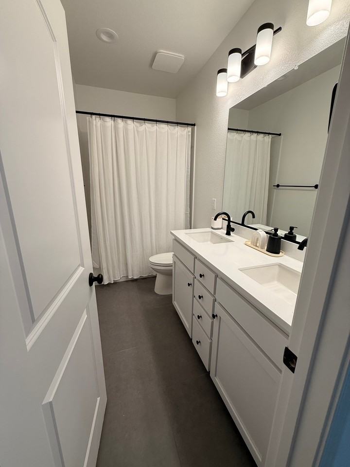 1089 Hopkins St - Photo 5 of 10