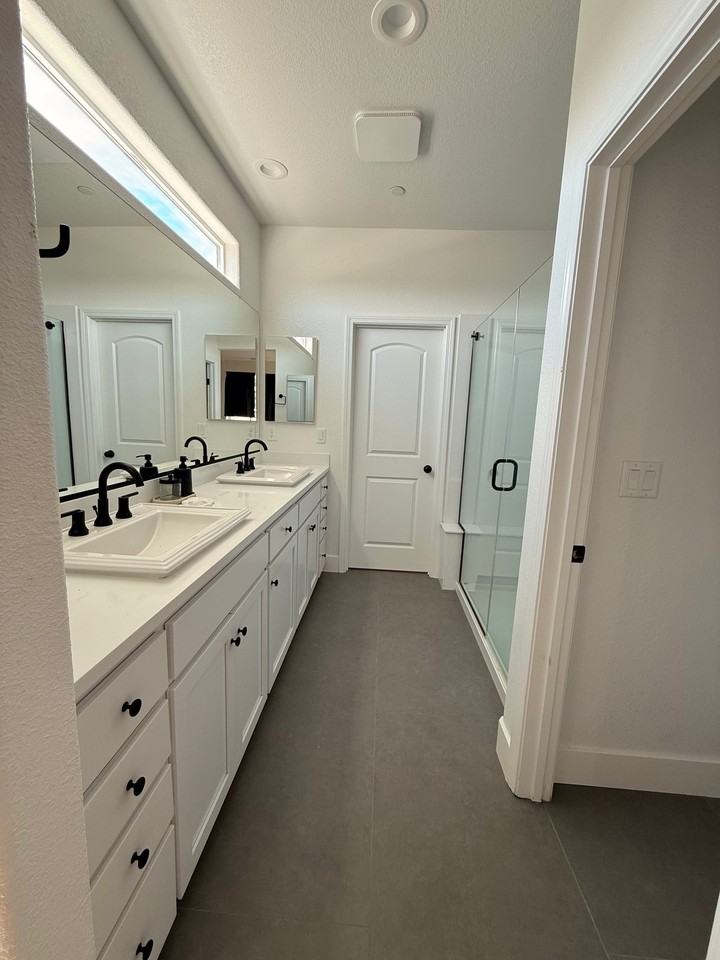 1089 Hopkins St - Photo 7 of 10