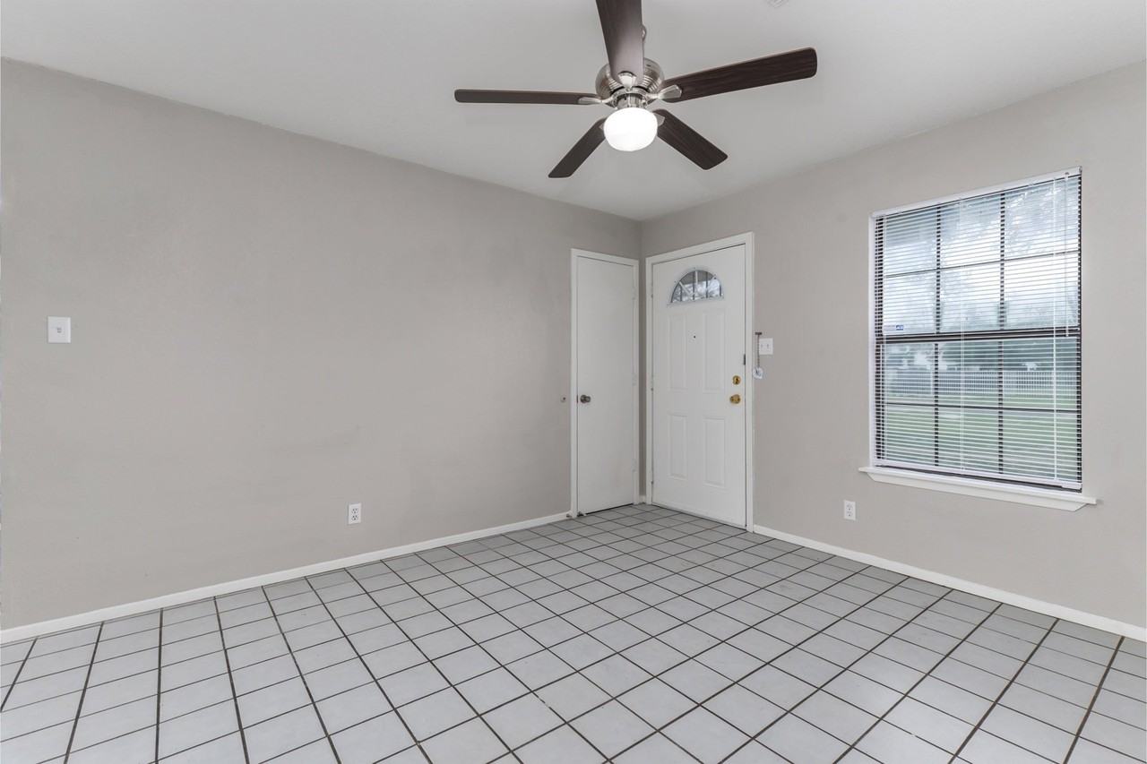 927 W Formosa Blvd #4 - Photo 3 of 13