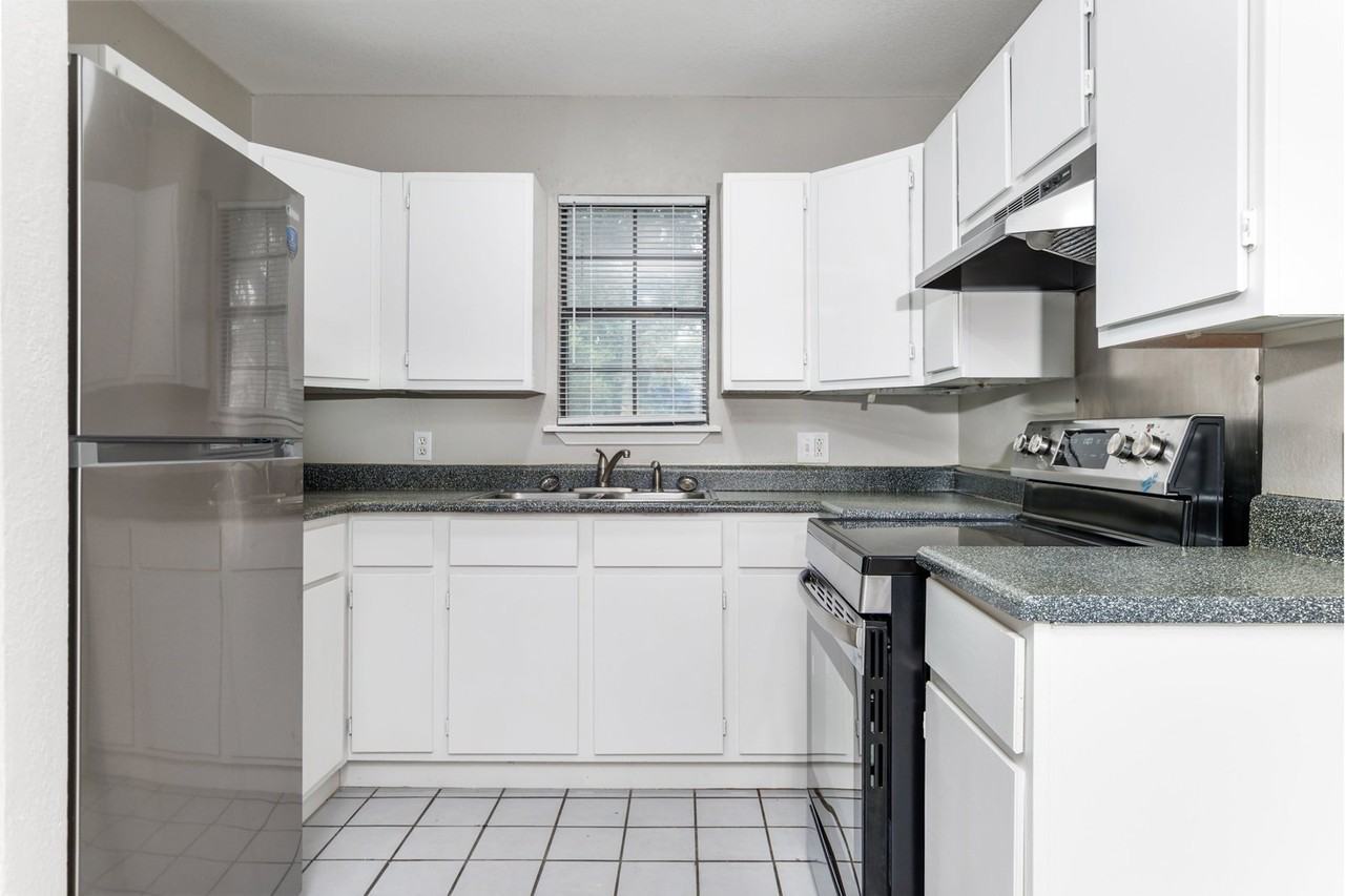 927 W Formosa Blvd #4 - Photo 5 of 13