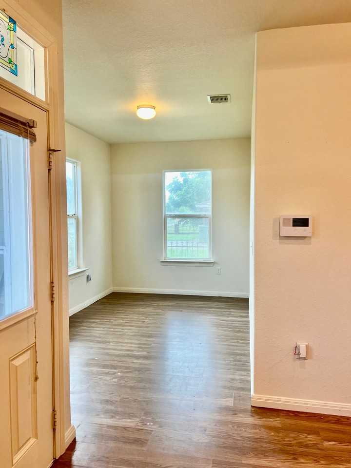 1033 W 5th St - Photo 6 of 24