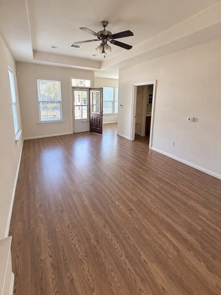 1033 W 5th St - Photo 4 of 24