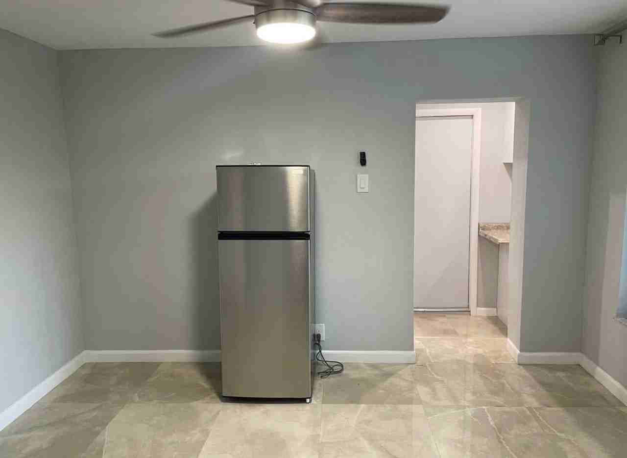 340 Sw 31st Ave #1 - Photo 4 of 11