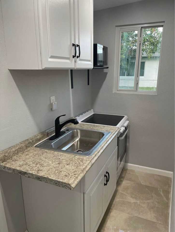 340 Sw 31st Ave #1 - Photo 7 of 11