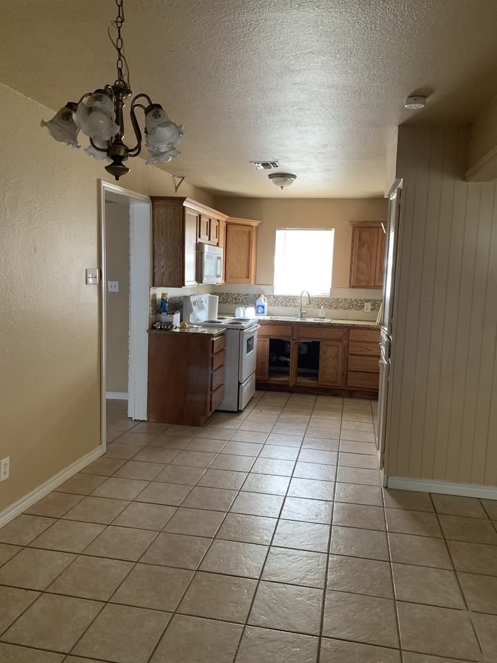 1606 Sprucewood Dr #NA - Photo 5 of 11