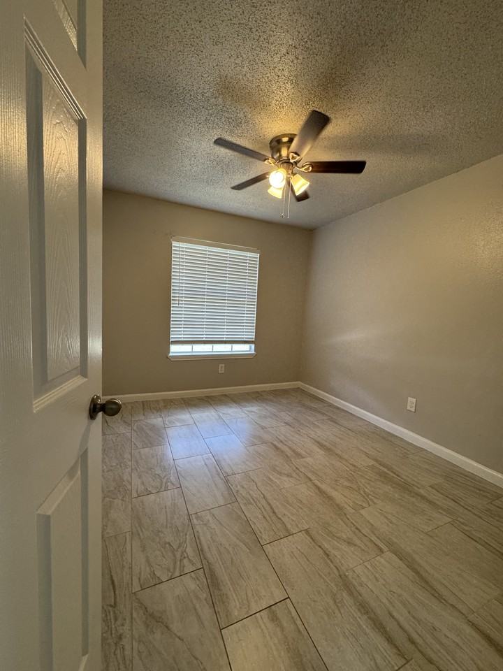 5923 Cliff Rock Dr #NA - Photo 6 of 8