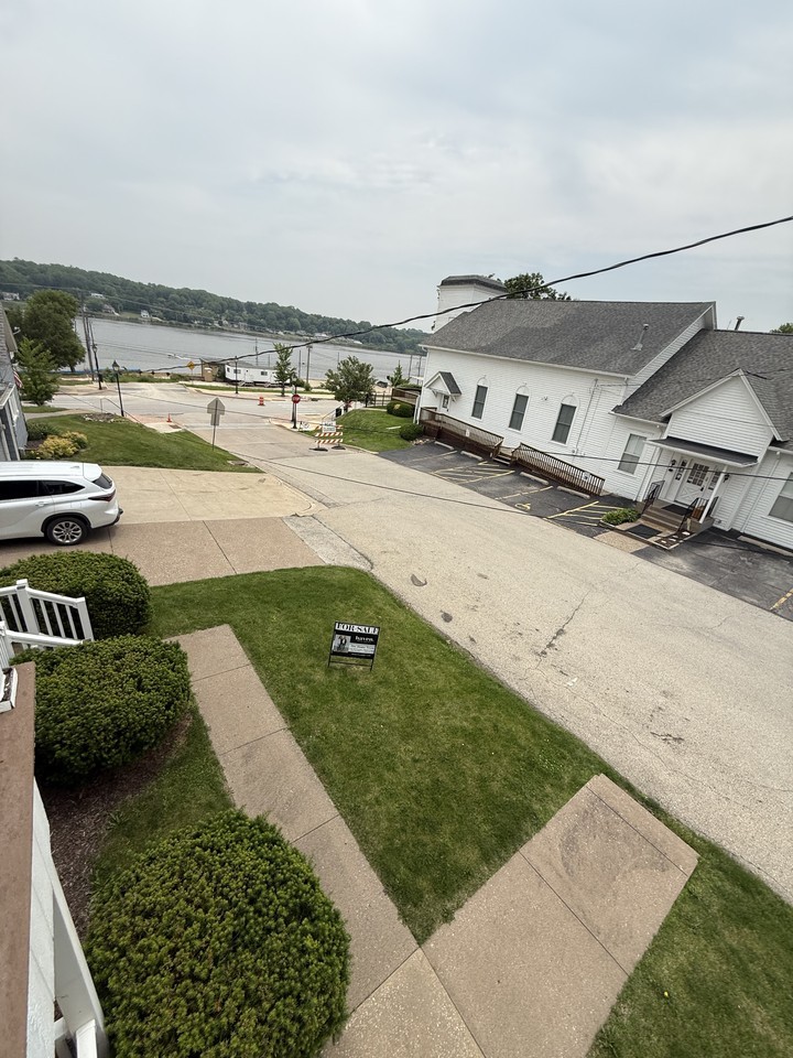 111 Ewing St - Photo 4 of 17