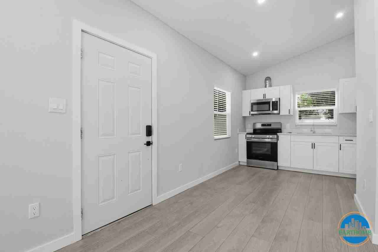 932 11th Ave S #B - Photo 5 of 29