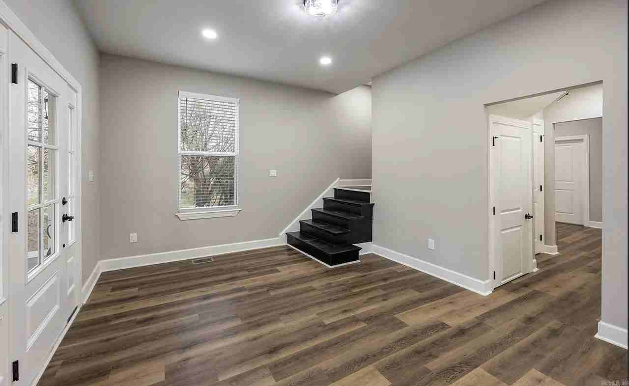 1105 W 24th St - Photo 4 of 20