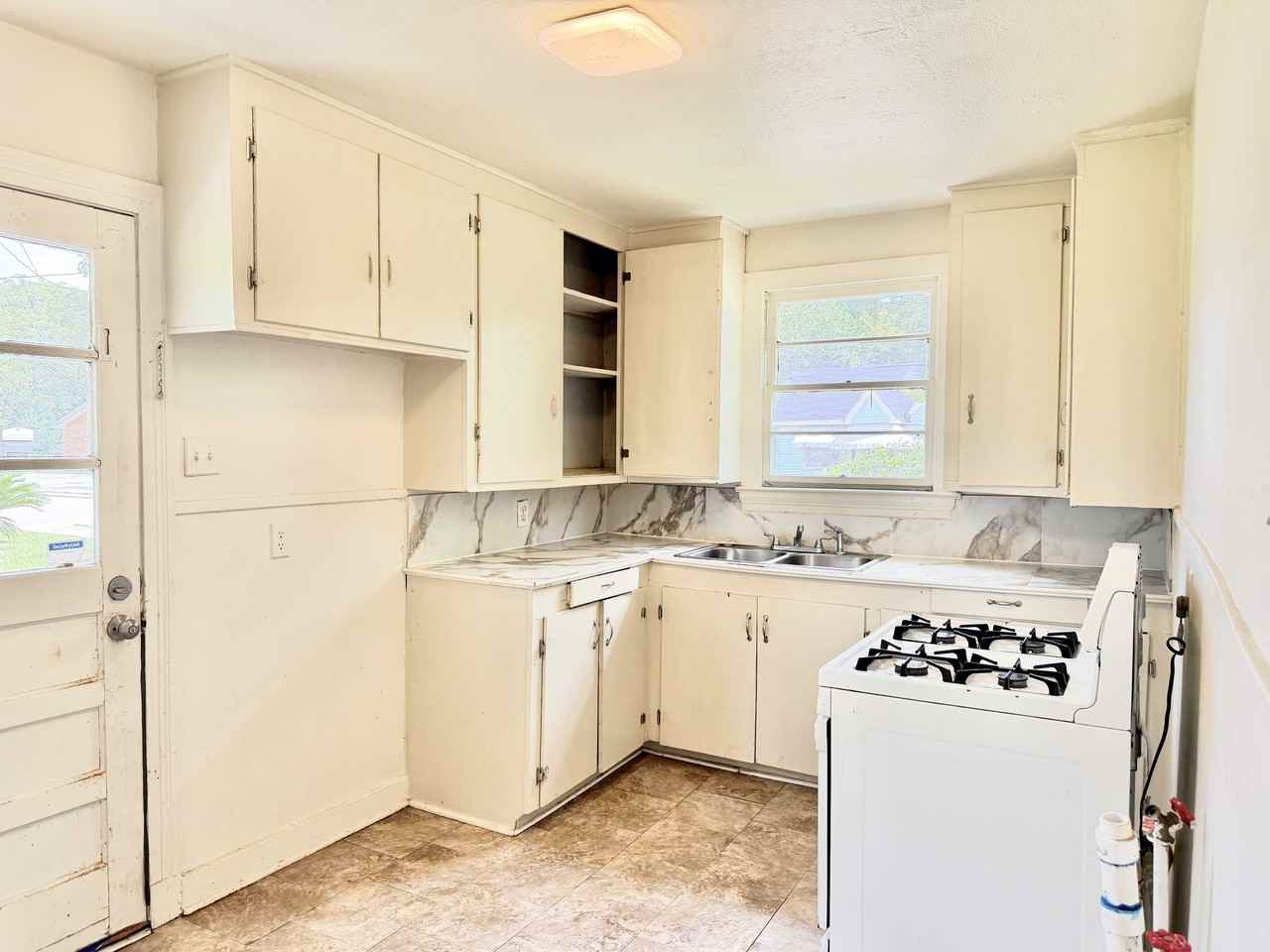867 N 39th St #1 - Photo 4 of 10