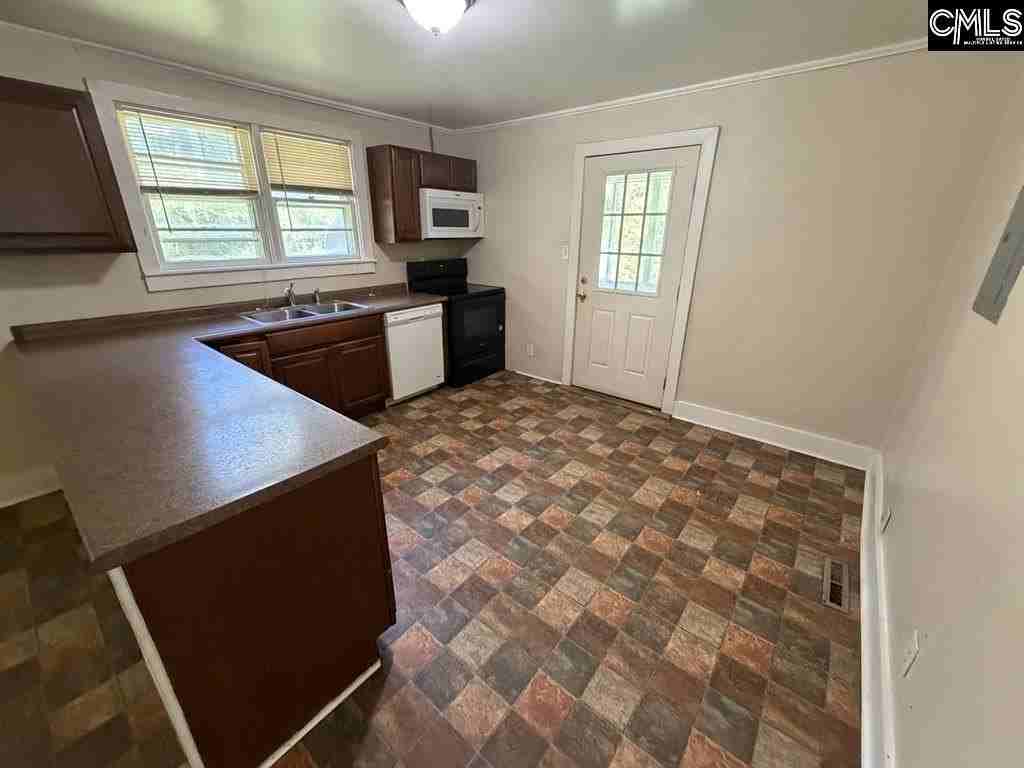651 Lincoln Ave - Photo 3 of 11