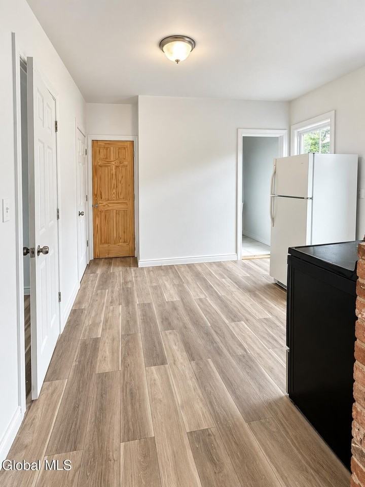 33 Storrie St #2UPSTAIRS - Photo 7 of 16