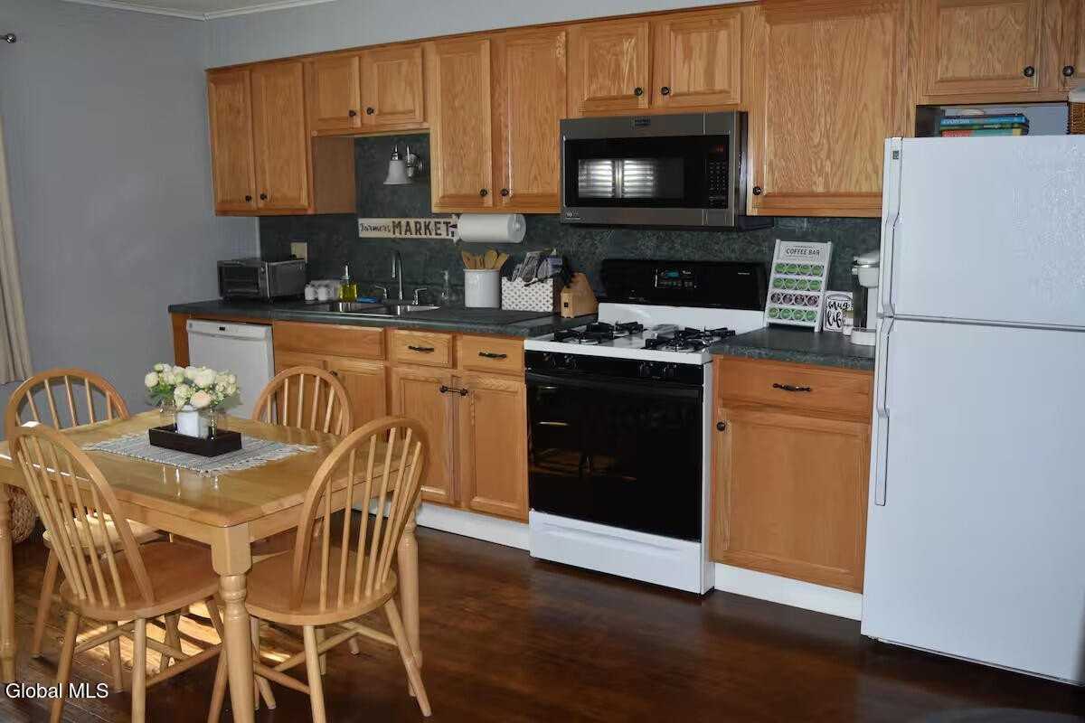 201 Washington St #1 - Photo 6 of 14