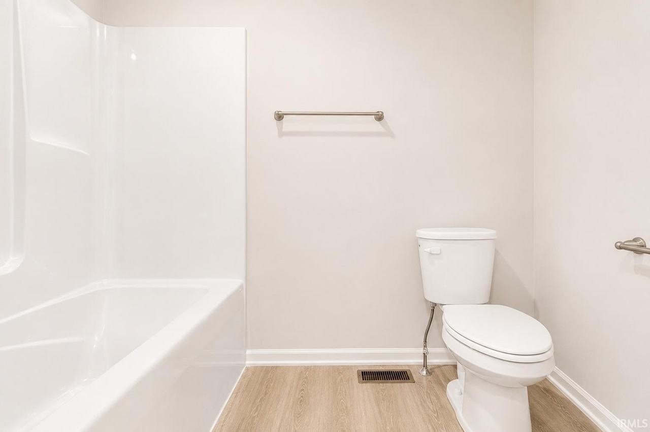 3559 Canal Square Dr - Photo 4 of 35