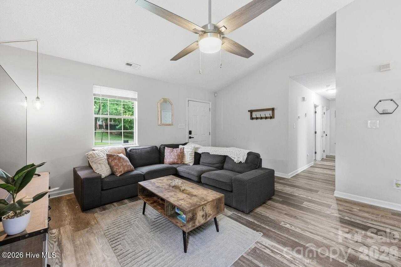 1221 Capps Hollow Dr - Photo 2 of 20