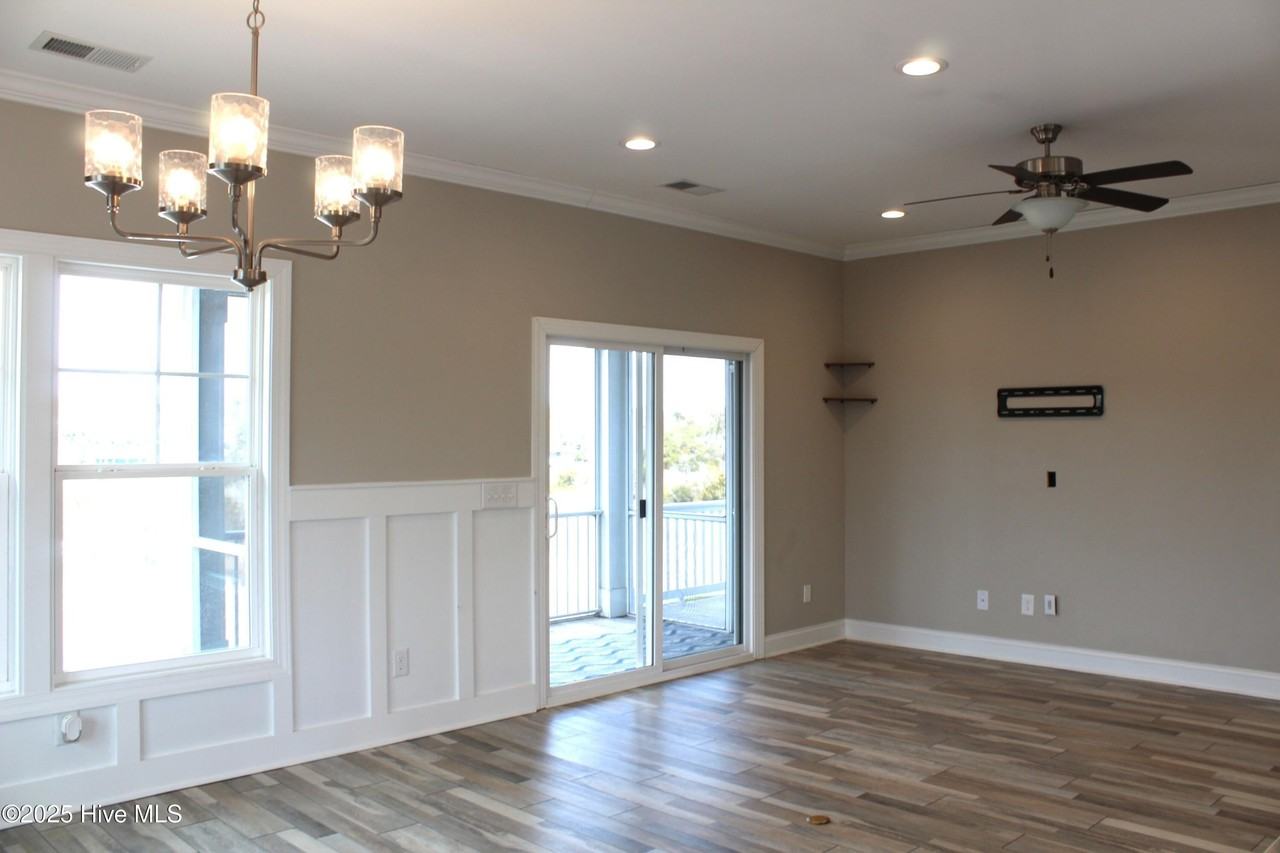 7406 Canal Ct - Photo 4 of 30