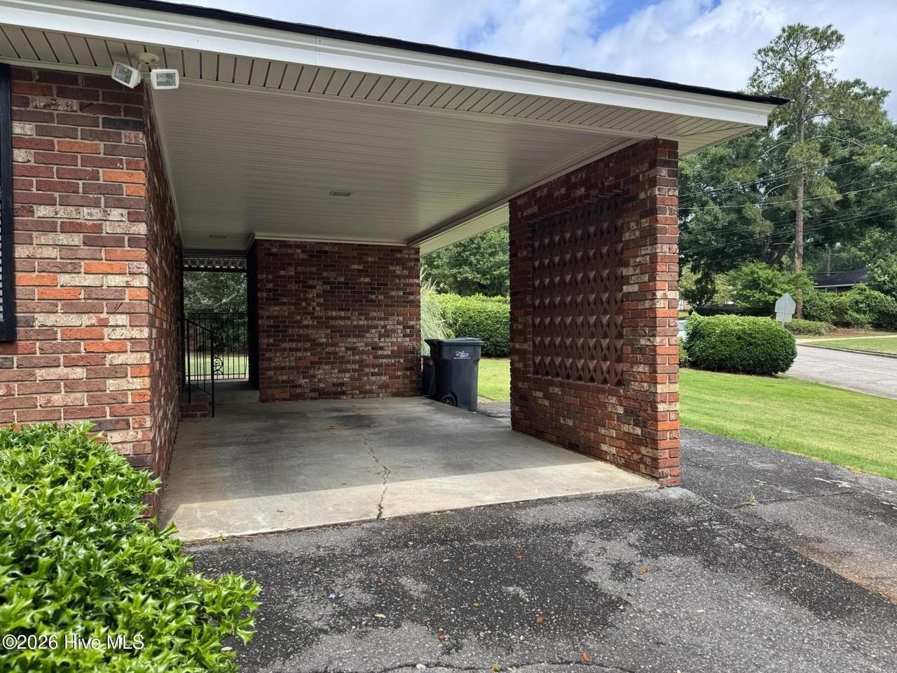 1115 Northwood Rd - Photo 4 of 31