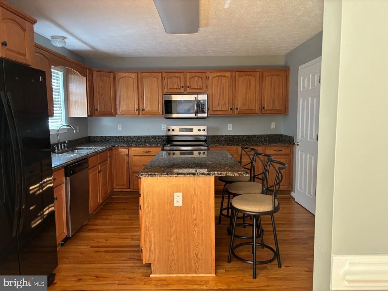 2040 Stoneleigh Dr - Photo 2 of 16