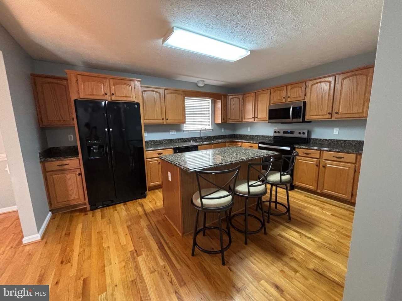 2040 Stoneleigh Dr - Photo 4 of 16