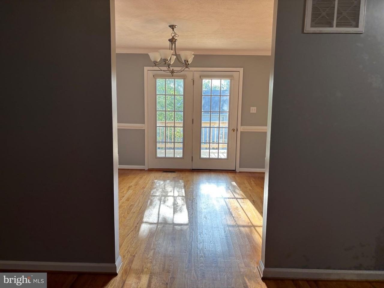 2040 Stoneleigh Dr - Photo 6 of 16