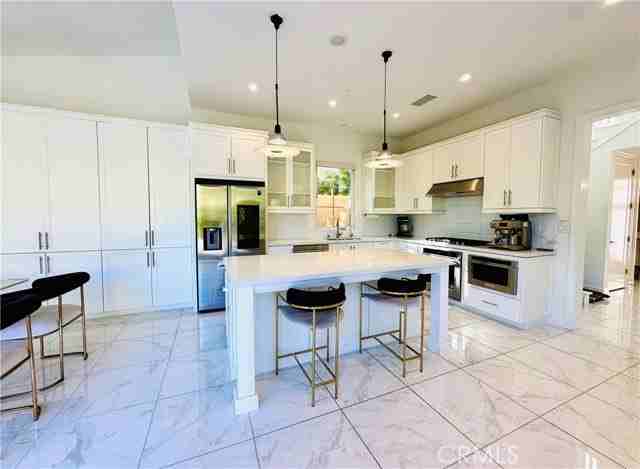 139 Winnett - Photo 2 of 8