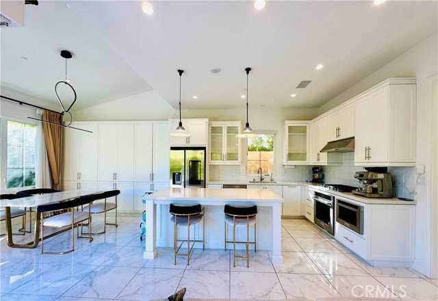 139 Winnett - Photo 3 of 8