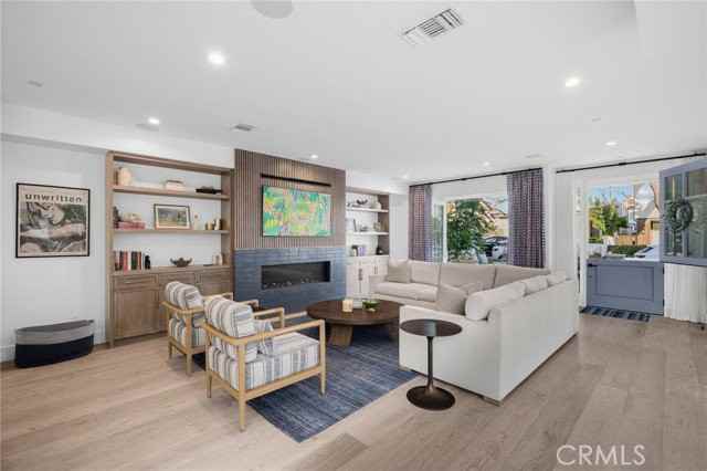 225 Jasmine Ave - Photo 2 of 8