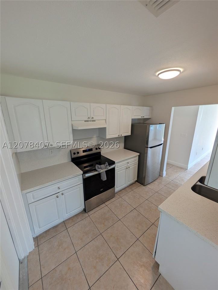 225 Nw 53rd St #R - Photo 2 of 20
