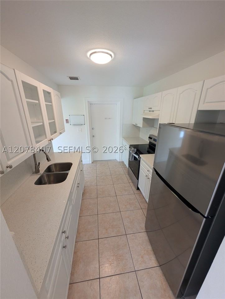 225 Nw 53rd St #R - Photo 3 of 20