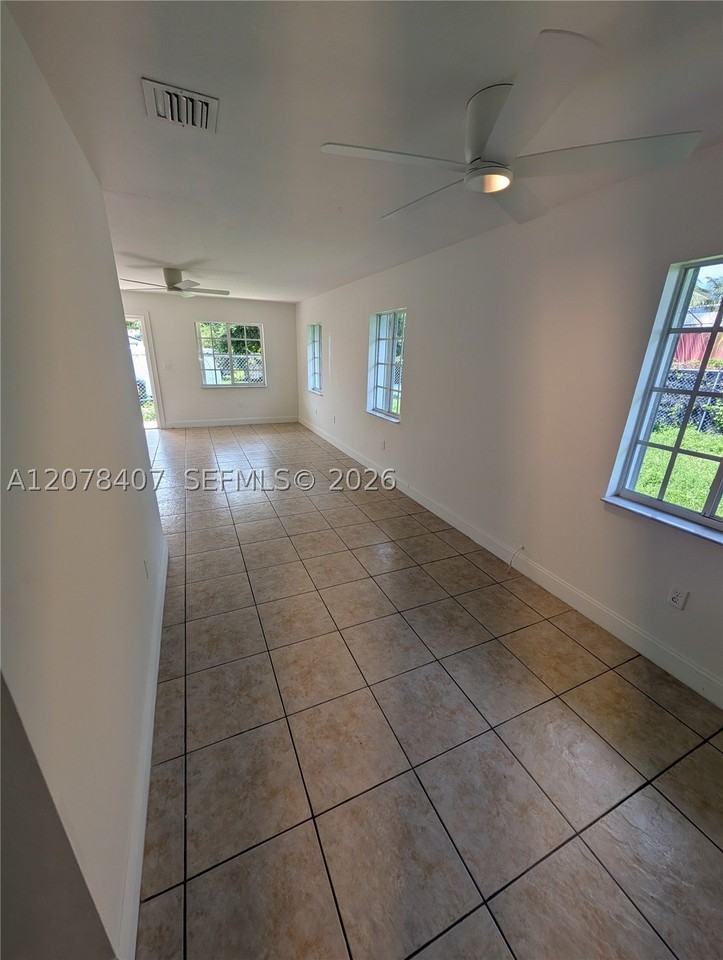 225 Nw 53rd St #R - Photo 4 of 20